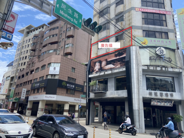 臨近巨城百貨、帕提歐咖啡廳樓上 廣告牆面出租